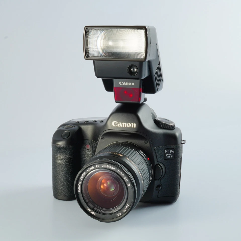 EXCELENTE Canon EOS 5D + 28-80mm F/3.5-5.6 IV USM + Speedlite 300EZ Digital...