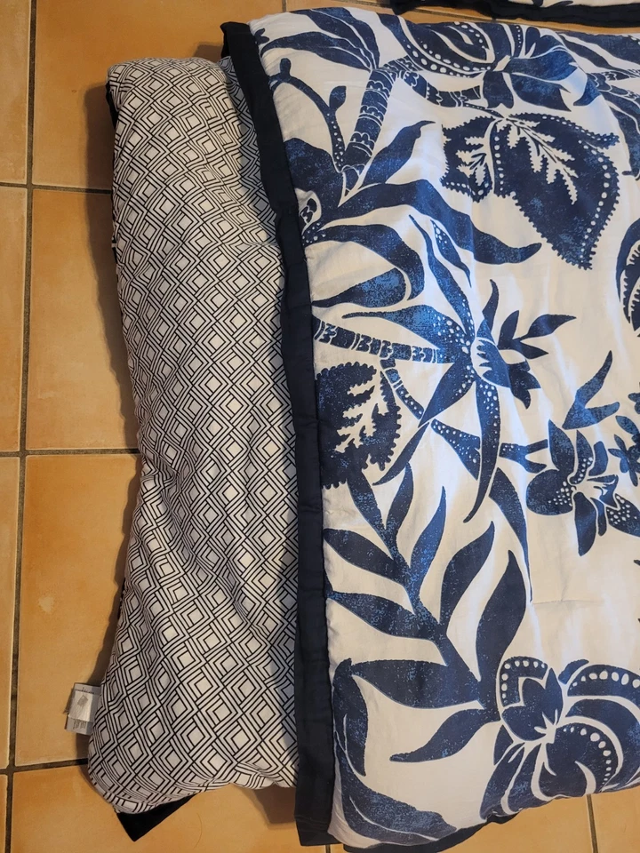 Liz Claiborne King Size Bedding Set: 2 Pillowcases + 1 Comforter. Smoke/Pet Free - Image 3 of 4