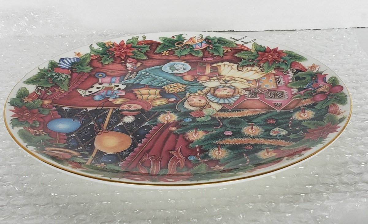Royal Doulton Home for Christmas, 8 1/4 Royal Doulton Home for Christmas, 8 1/4