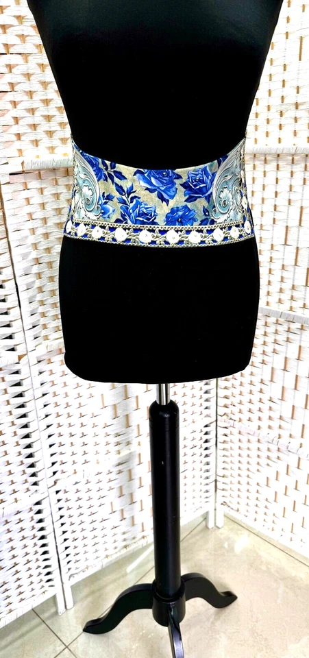 Hermoso cinturón de tela Michal Negrin para colorear con flor azul único. Foto 4 de 4