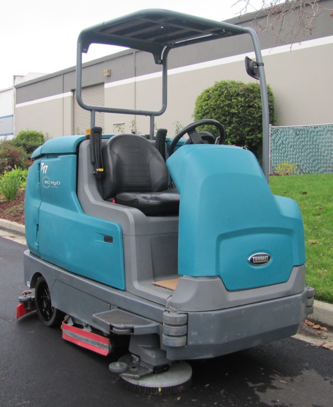 Tennant T17 EC H2O 40" Ride on Floor Scrubber 36V Battery Powered Disc