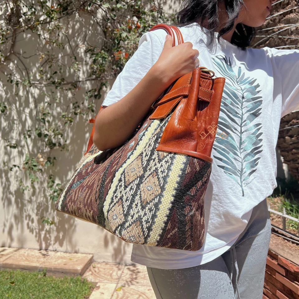 Bolso de hombro grande único de cuero con alfombra marrón para mujer Foto 3 de 4