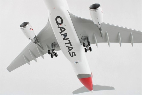 Gemini Jets 1:200 Qantas Airbus A330-300 'Silver Roo' VH-QPH Diecast Model - Picture 9 of 17