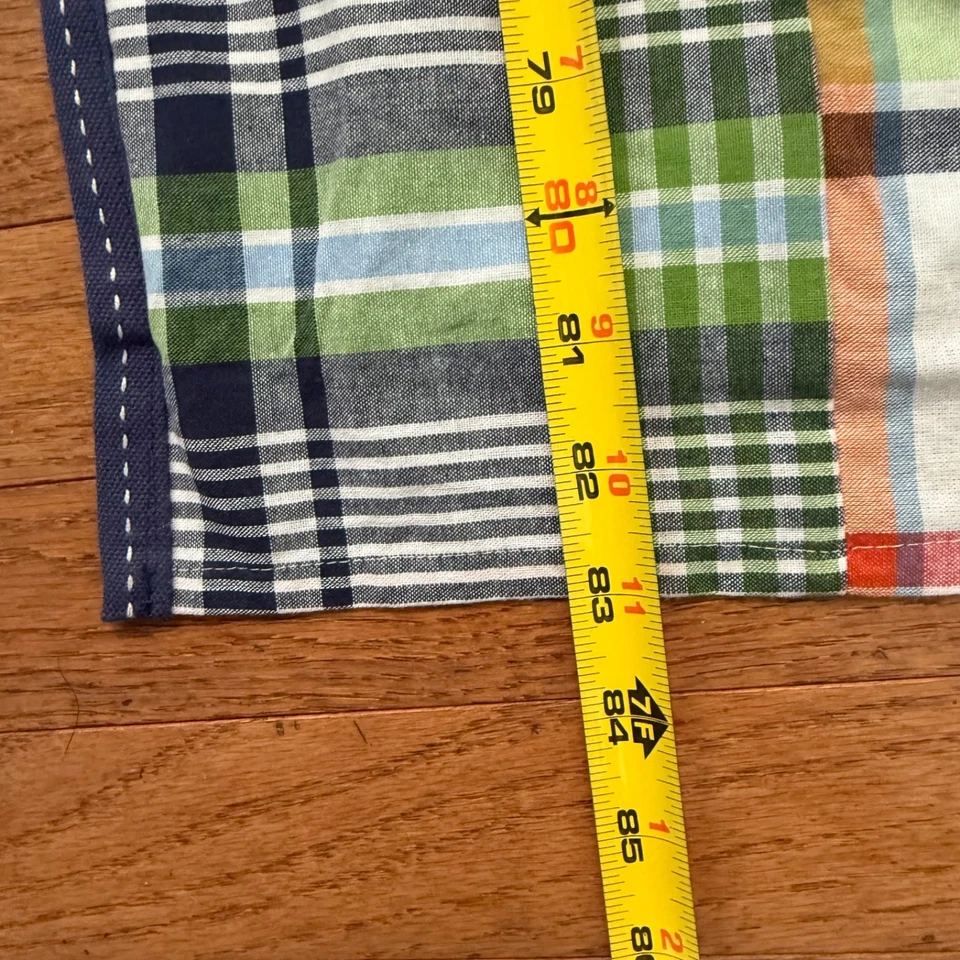 x2 paneles de cortina opacos a cuadros Pottery Barn Kids Madras 43 x 83 borde azul marino Foto 3 de 4