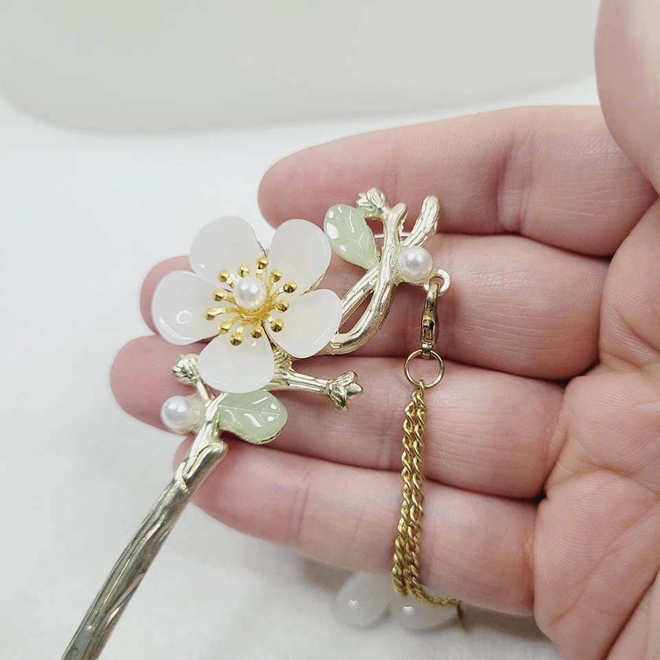 Pin de Pelo Kanzashi Acabado Tono Dorado Mate Flor Blanca Extraíble Cuelga Foto 2 de 4