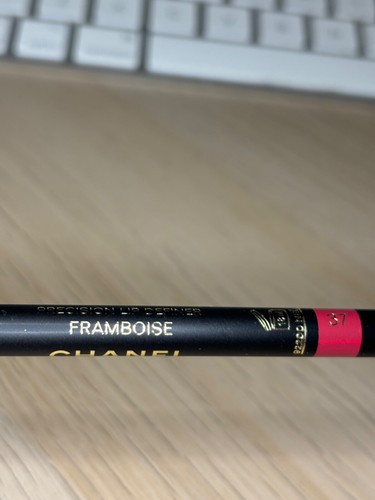 CHANEL Le Crayon Levres Precision Lip Definer Red 37 Framboise 1g New Boxed - Picture 3 of 3