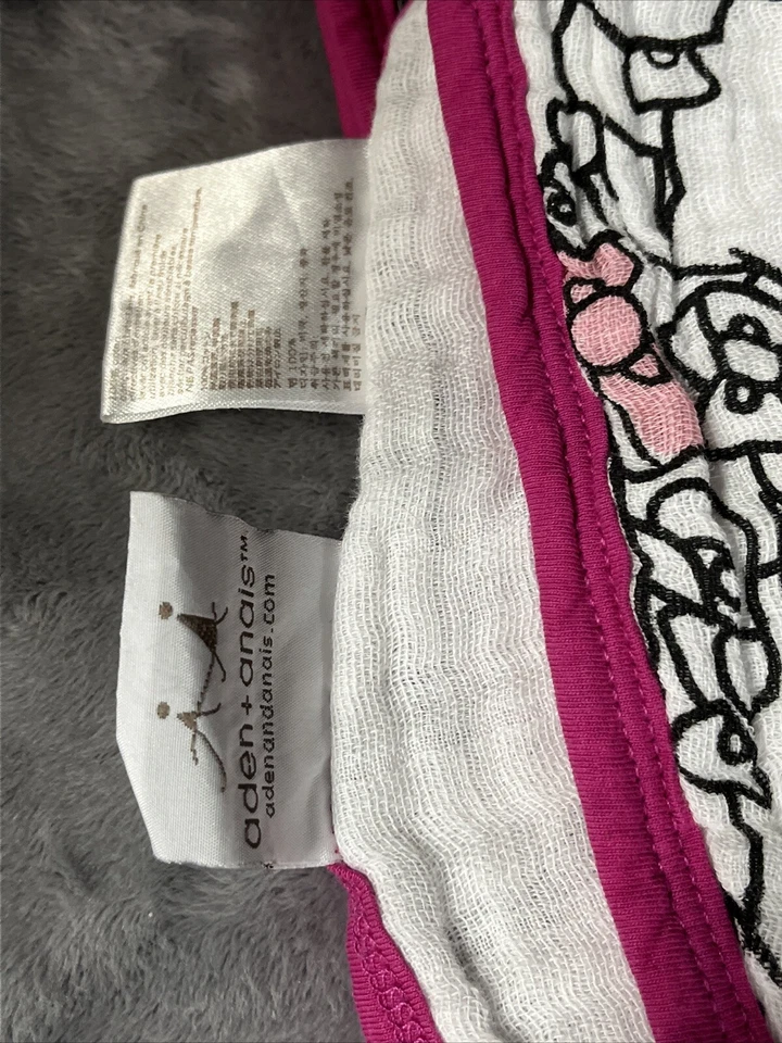 Cobertor Aden & Anais Hello Kitty rosa/branco/preto bebê menina musselina - Imagem 2 de 4