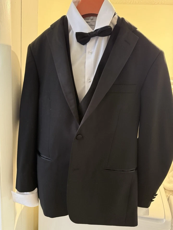 42R Completo Esmoquin Giorgio Fiorelli - Chaqueta Pantalones Camisa Chaleco Pajarita Zapatos Foto 2 de 4