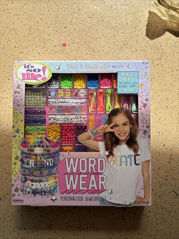 It's So Me Word Wear Jewelry Kit 1175pc Beads Charms Bracelets for Girls