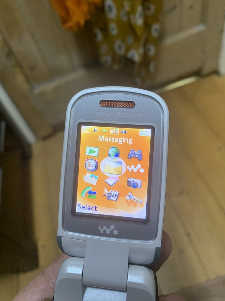 Sony Ericsson Walkman W710i flip mobile phone fitness tracker - Image 2 of 4