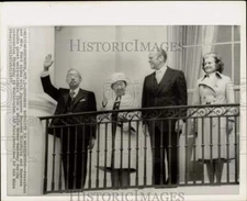 1975 Press Photo President and Emperor Hirohito and wives wave at White House