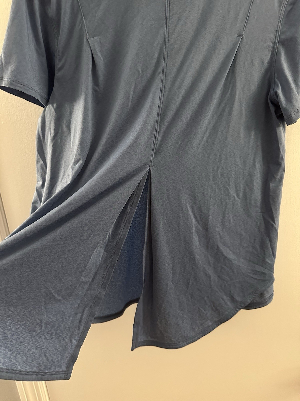 Lululemon Lightweight Split Back Training T Shirt… - image 4