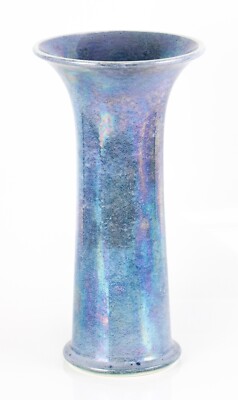 antike Ruskin Pottery Delphinium / Lavendel Glanz Glasur Lilien Vase, datiert 1920
