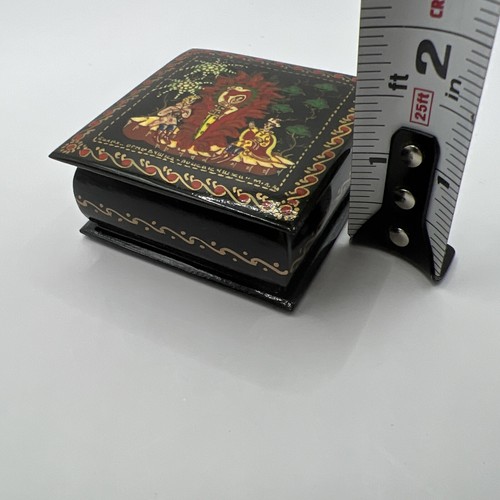 Russian Lacquer Lidded Handmade and Painted Square Box - Picture 15 of 16