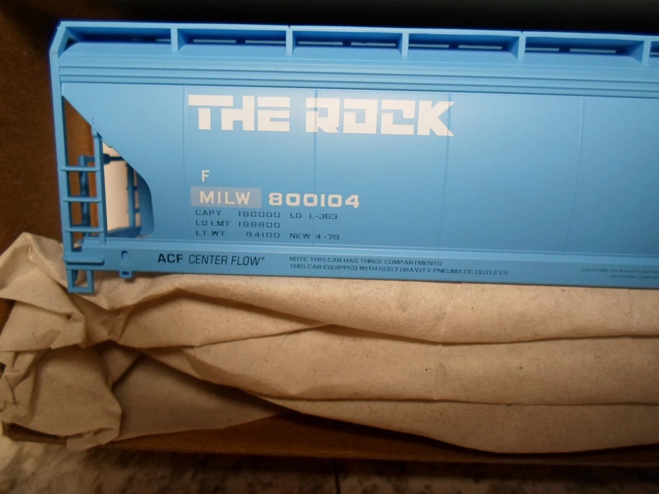 Accurail #8143 - 3car set 3 bay covered hoppers Ex R.I. with new reporting marks - Image 2 of 3