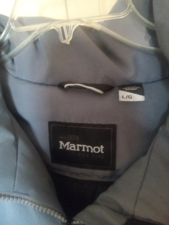 Chaqueta de plumón Marmot gris para mujer grande 800 detalles de lana de relleno Foto 2 de 4