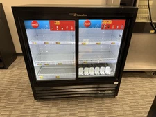 True GDM-41SL-48-HC-LD 46" Two Section Glass Door Merchandiser *TESTED*