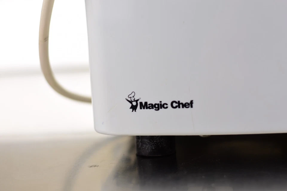 MAGIC CHEF MCIM30TW COUNTER TOP ICE MAKER 24 HOUR  33 LBS CAPACITY - Image 2 of 4