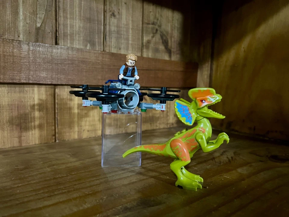 LEGO Jurassic World Lot Hovercraft w/Owen Grady & Dilophosaurus Dinosaur  - Image 4 of 4