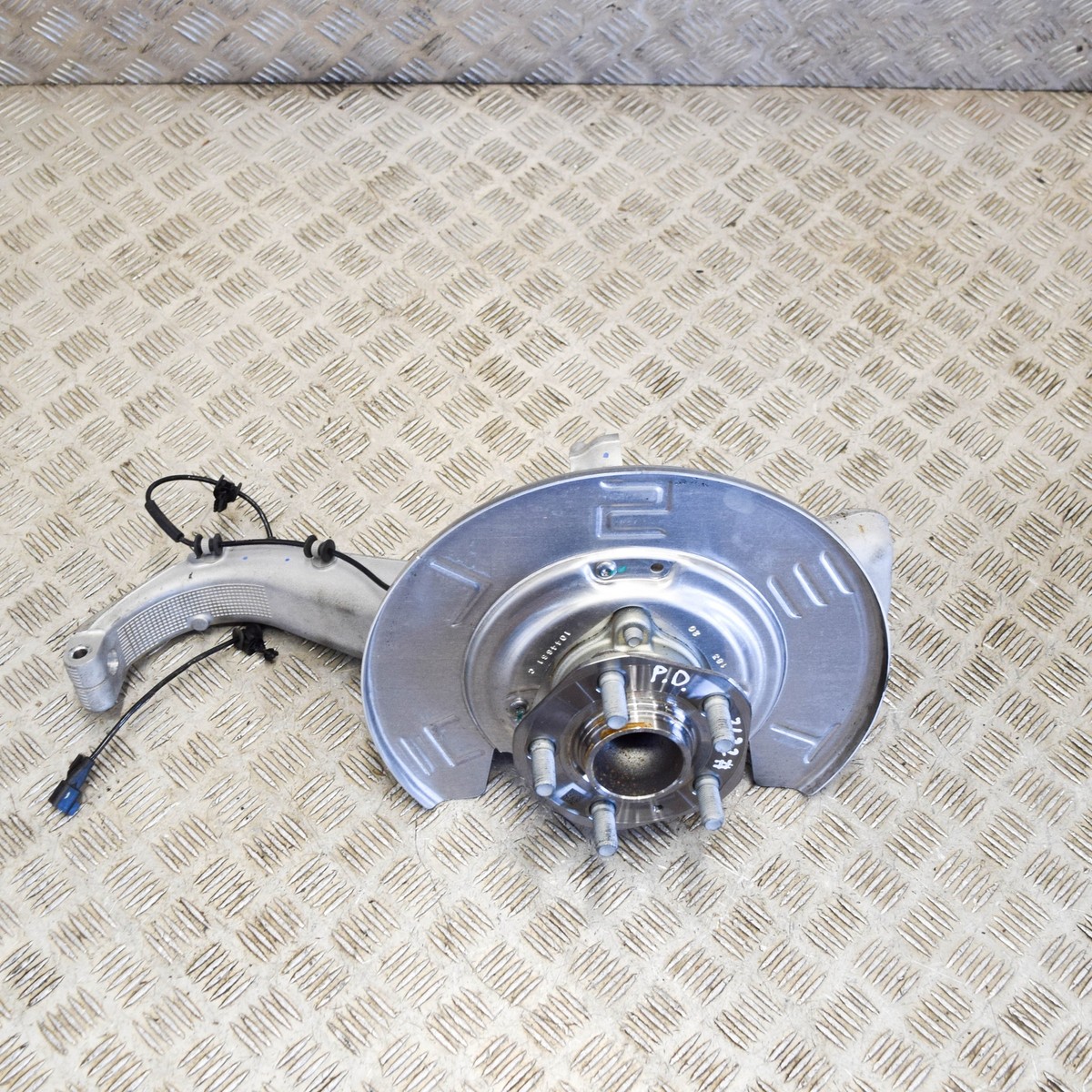 TESLA MODEL 3 Front Right Wheel Hub Spindle 1044661-00-C 1044316