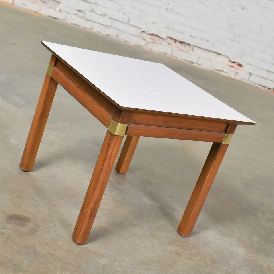 Квадратный приставной столик в стиле кампании из белого ламината от Hickory Furniture как новый - Изображение 2 из 4