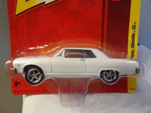 WHITE LIGHTNING 1965 CHEVY CHEVELLE SS    2009 JOHNNY LIGHTNING FOREVER 64  1:64