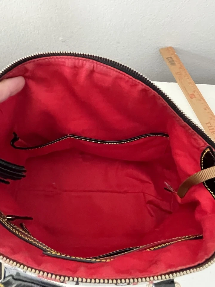 Bolsa satchel Dooney Bourke branca preta vermelha florentina vachetta PVC alça transversal - Imagem 3 de 4