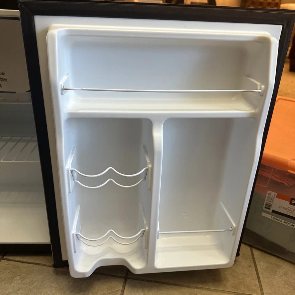 Mini refrigerador congelador compacto Whirlpool de 2,7 pies cúbicos de acero inoxidable WH27S1E Foto 2 de 4