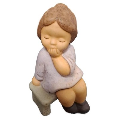 Goebel Nina-Marco Porzellan Figur Kind nachdenklich sitzend 10cm