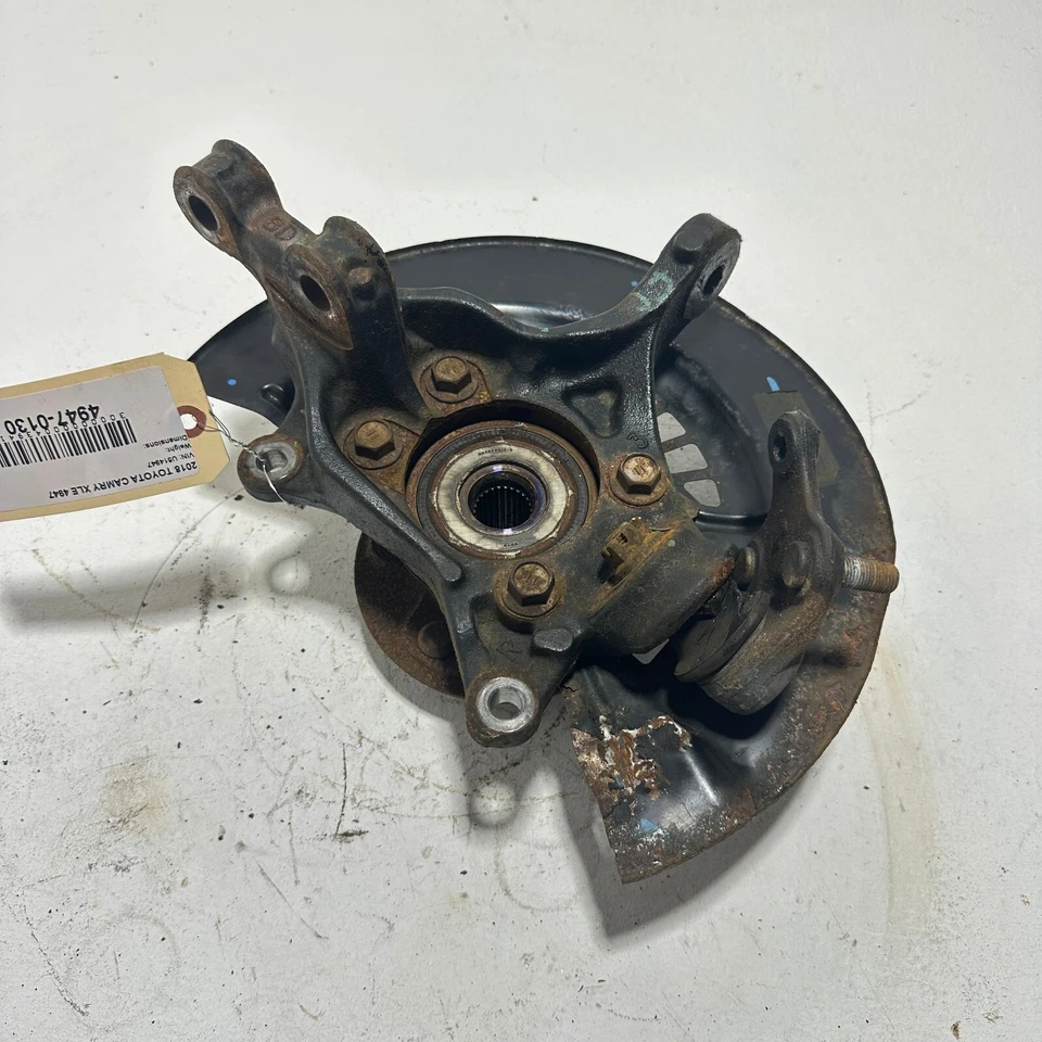 Toyota Camry 2018-2023 2,5 L nudillo del lado del pasajero delantero derecho con cubo de rueda OEM Foto 2 de 4
