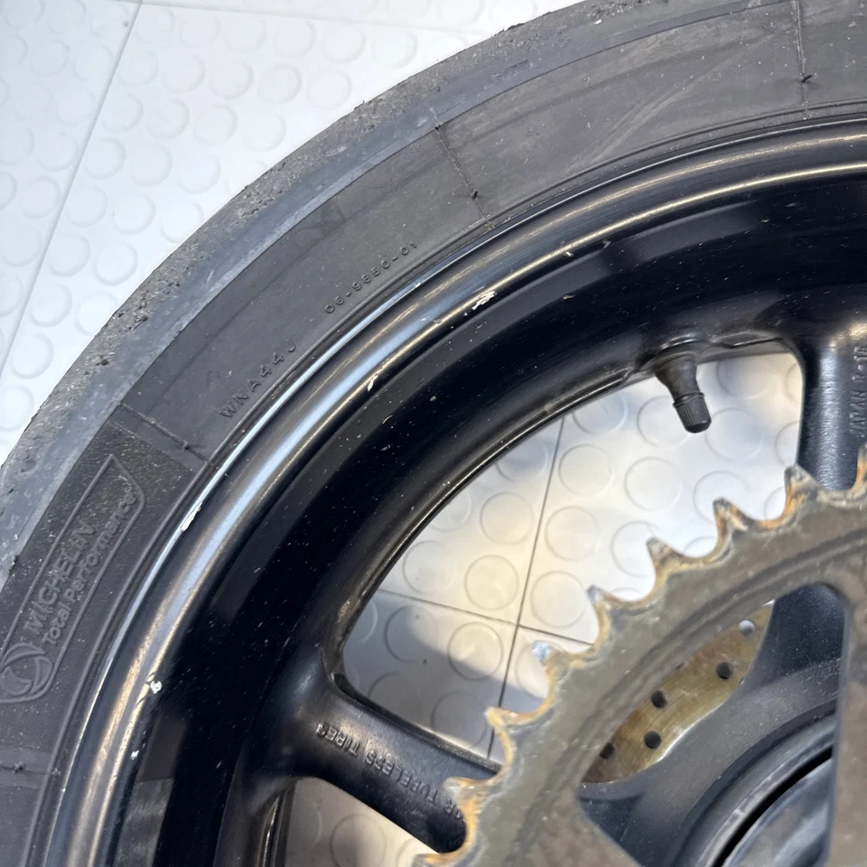 03 06-2009 YAMAHA YZF R6 R LLANTA DELANTERA ROTORES NEUMÁTICO PIRELLI OEM Piñón Foto 4 de 4