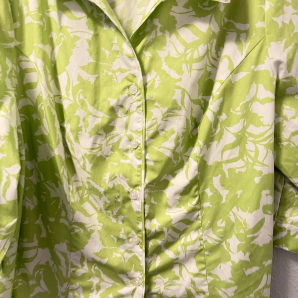 Blusa CJ Banks tamanho 2X verde e branco floral camisa manga 3/4. - Imagem 4 de 4