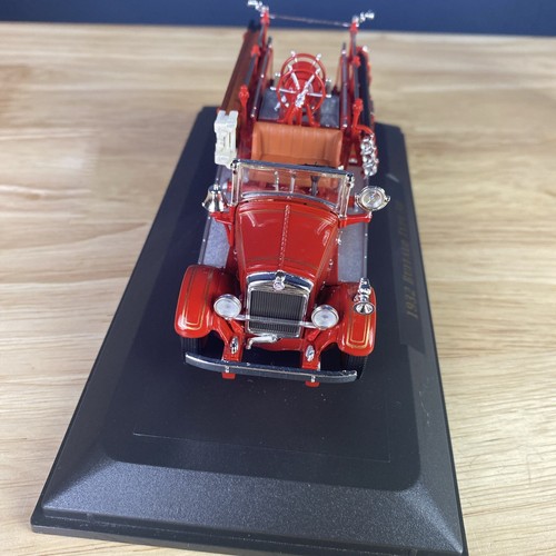 Fire Engine Signature Series 1932 Buffalo Type 50 Diecast Plastic Case 1:43 - Picture 8 of 13