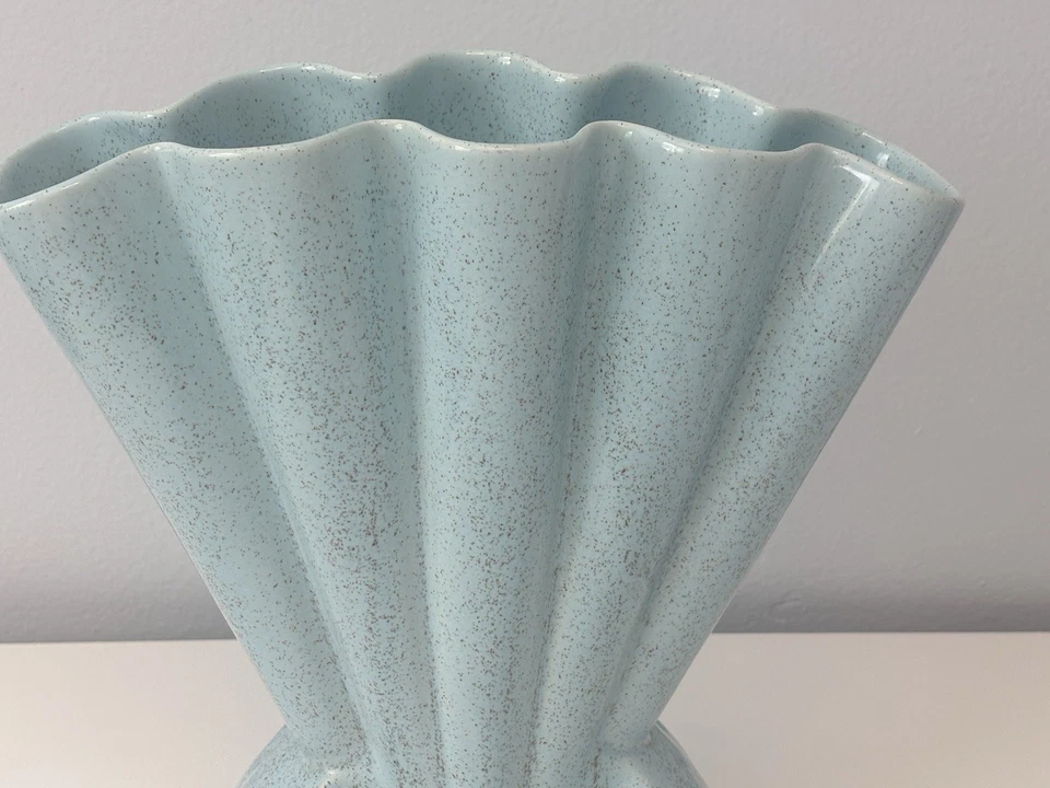 Vintage MCM Brush McCoy Large Gladiola Sea Foam  Blue Speckled Fan Art Deco Vase - Image 2 of 4