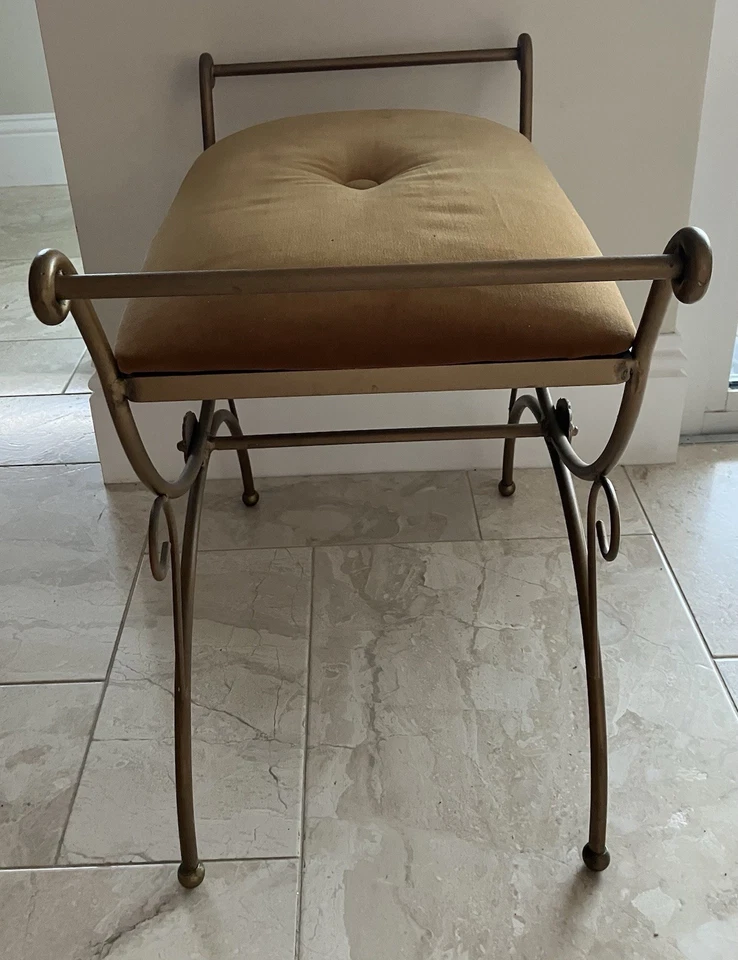 古董镀金黄铜卷曲风格长凳滚动臂带原装天鹅绒靠垫 — 第 2/4 张图片