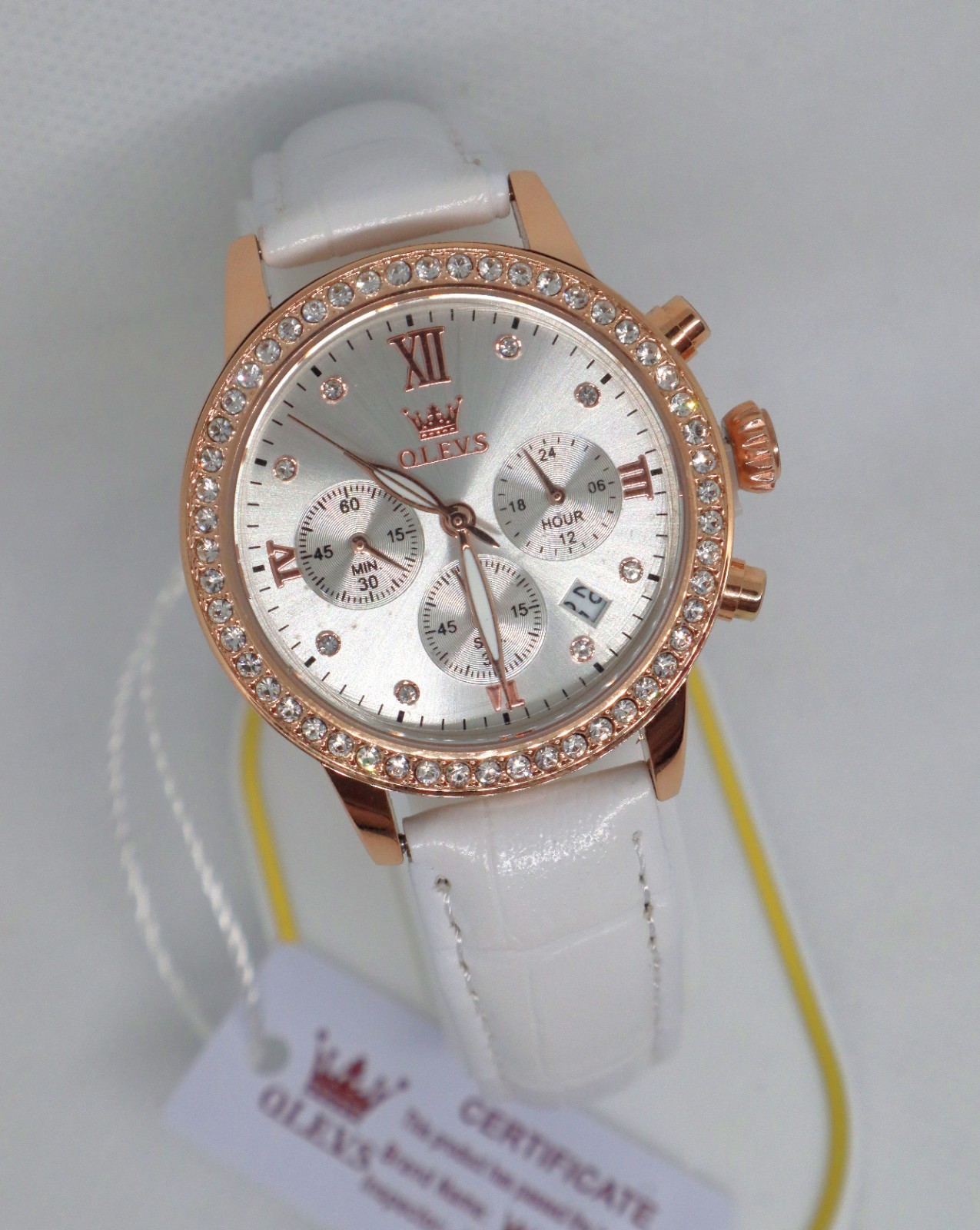 Montre chronographe OLEVS femme en cuir blanc, l'accessoire idéal pour vos tenues de bureau