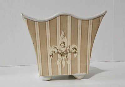 Fluer de lis tea light holder