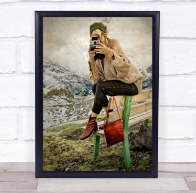 Frau fotografiert auf Nech Polaroid rot Tasche Wandkunstdruck