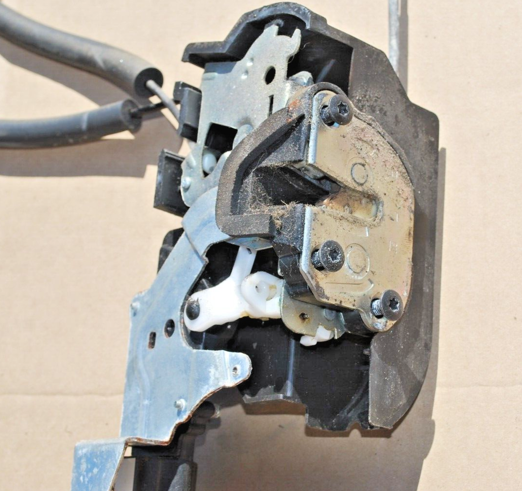 2006 2010 HUMMER H3 PASSENGERSIDE REAR DoorLock Actuator Motor USED