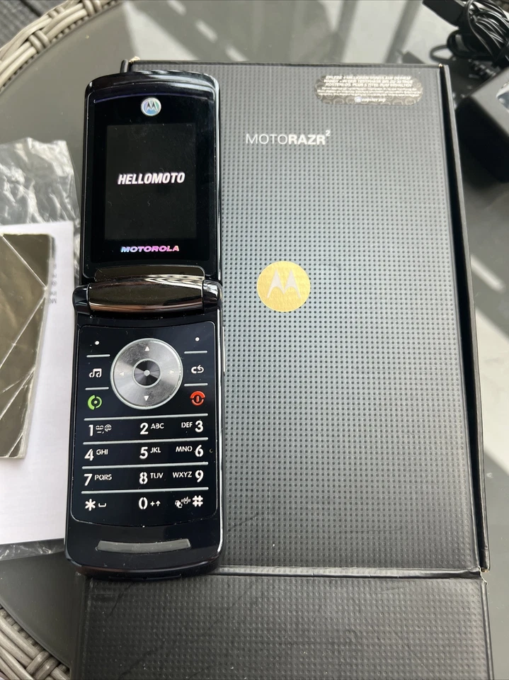 Vintage Motorola RAZR2 V8 Luxury Edition Flip Phone - Excellent Condition - Image 3 of 4