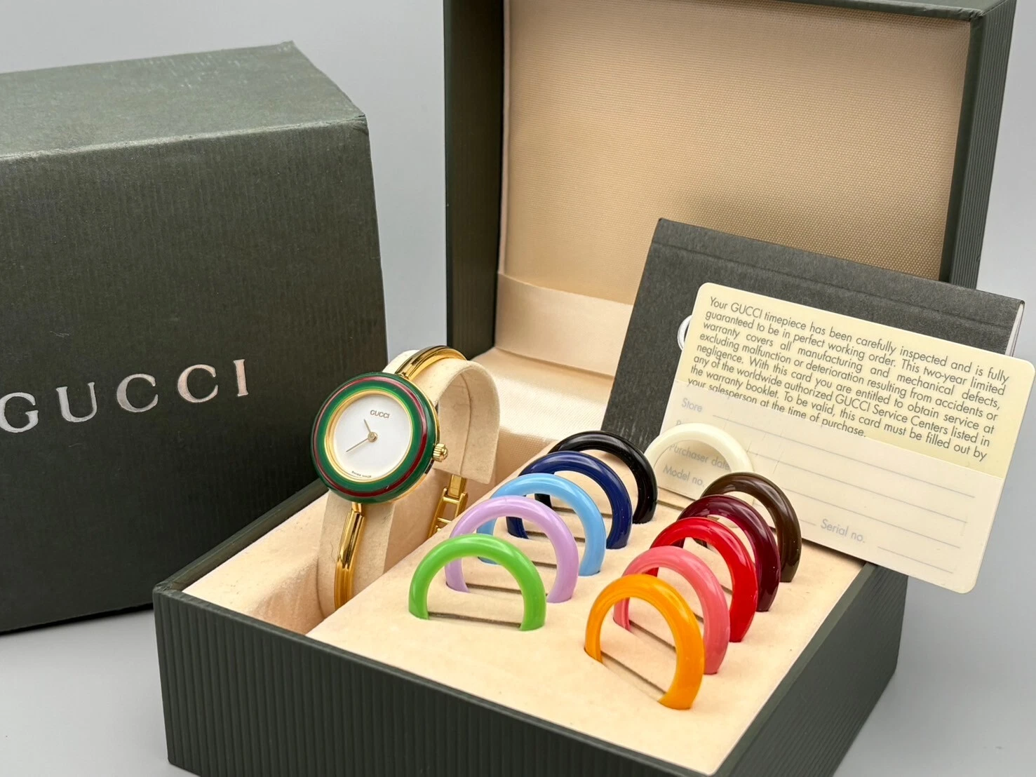 [N COMME NEUVE AVEC ENSEMBLE COMPLET] Montre Gucci lunette changeante 12 couleurs or 6,5 pouces authentique