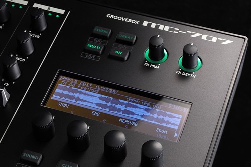 Roland MC-707 GROOVEBOX Sampler Sequencer 8 tracks MC707 - Picture 6 of 17
