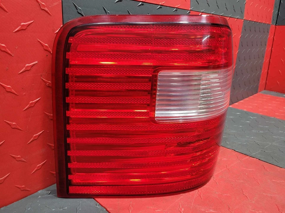 Conjunto de luces traseras para conductor Ford Freestyle (LH) 2005-07 Foto 3 de 4