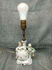 Vintage Porcelain Colonial Couple Lamp WORKS  — photo 6