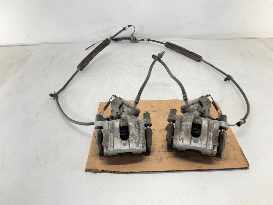 Par de pinzas de freno de rueda trasera izquierda y derecha Pontiac Solstice 06-10 OEM Foto 2 de 4