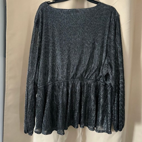 Top envolvente sintético con cuello en V metálico Maurices con mangas abullonadas 3X - Imagen 6 de 7