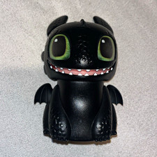 Schwarze Drachen-Figur mit grünen Augen aus ...