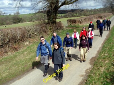 Foto 6x4 Hol Beili Glas \/ Beili Glas Road Myddai Cerddwyr yn dilyn h c2010