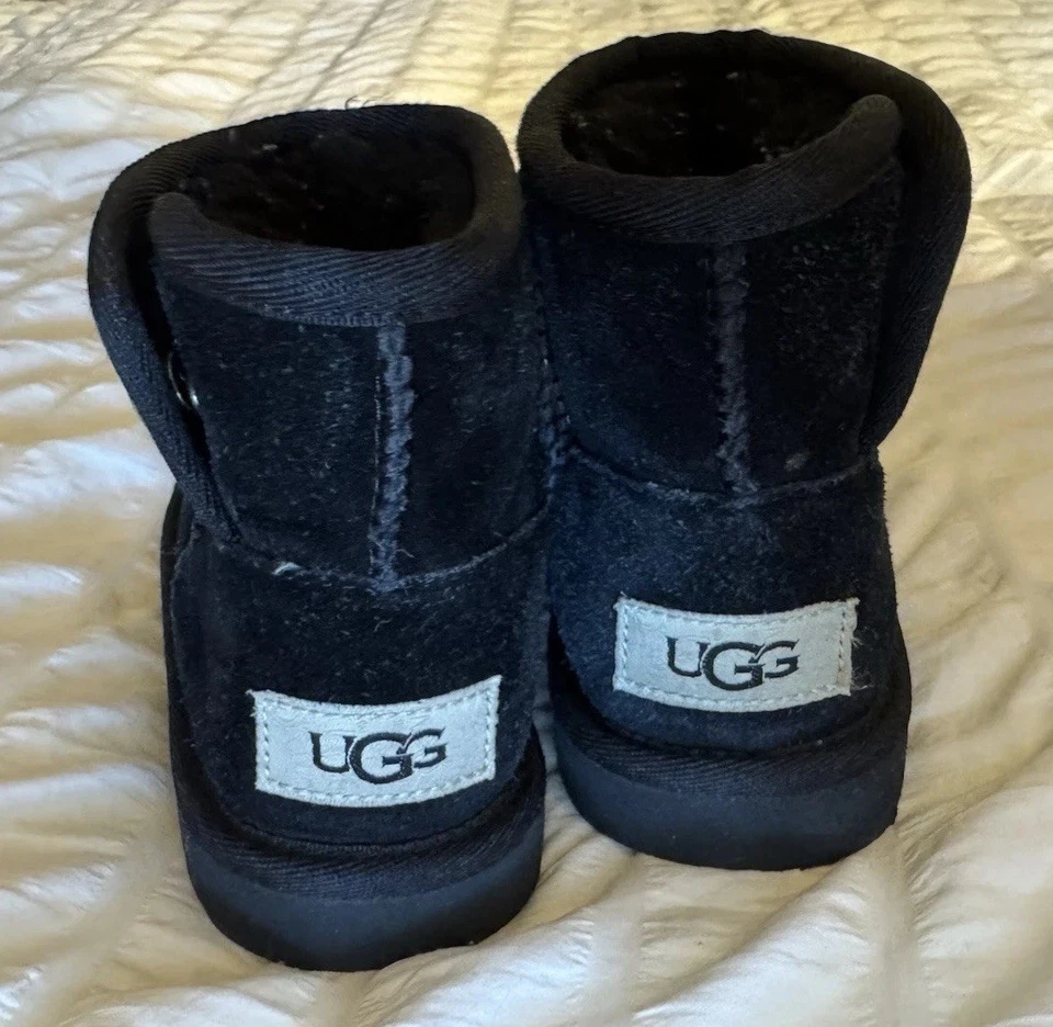 Mini Botas Infantil Menina Tamanho 9 UGG JONA Snap Shearling Camurça Preta - Imagem 2 de 4