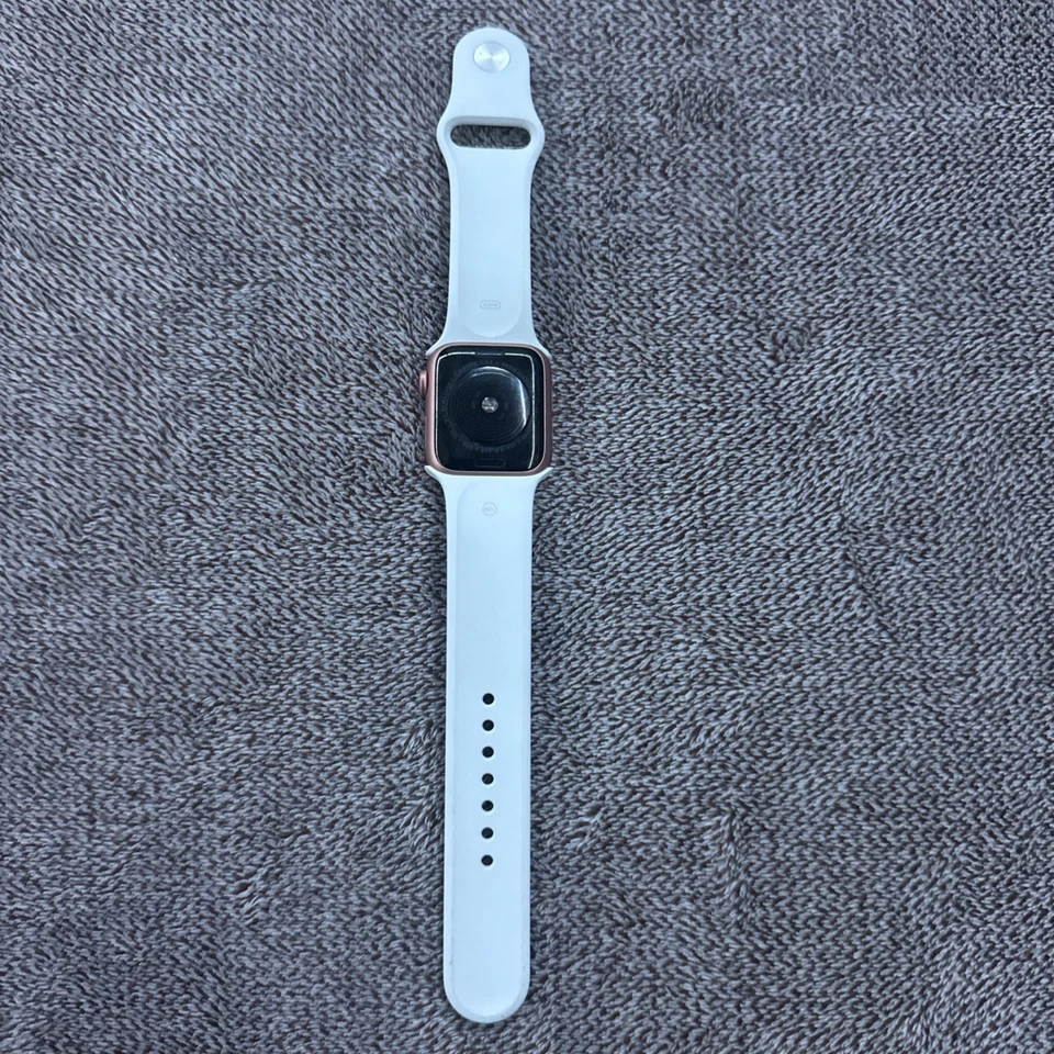Apple Watch Series 2 38mm Oro Rosa (Usado). Bloqueado. Para piezas o puede arreglar. Foto 3 de 4